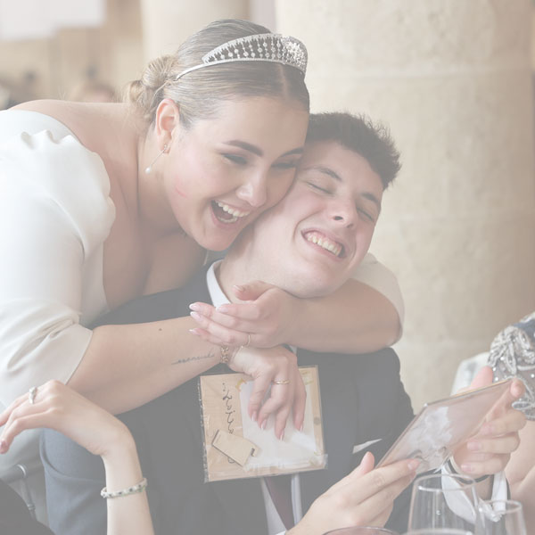 Idees de regals personalitzats per a sorprendre a germans i amics el dia del casament